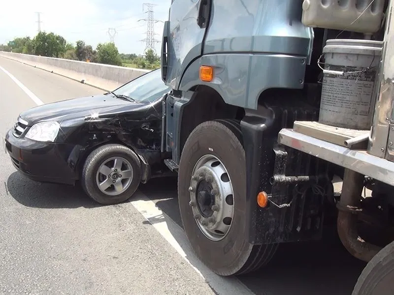 Chiếc xe ô tô bốn chỗ bị húc, đẩy đi khoảng 100 mét trên cao tốc